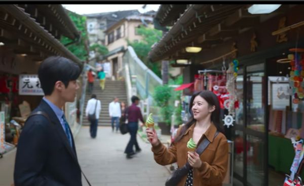 Scene from Can This Love Be Translated where Mu Hee showed him that he can search her on the internet